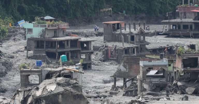Rescatistas sostienen a una niña rescatada en Timure, Nepal