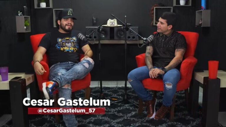 César Gastélum con sombrero durante una transmisión en vivo