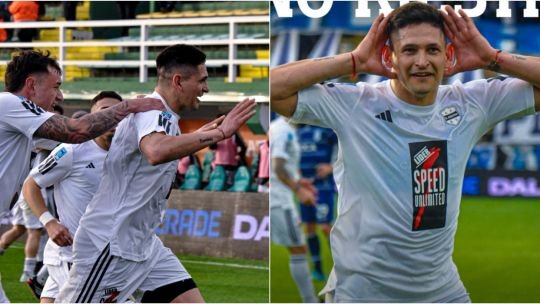 Jugadores de Riestra celebran la clasificación a cuartos de final de la Copa Argentina