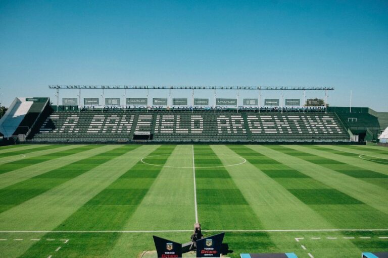 Estadio Florencio Sola con público visitante de River