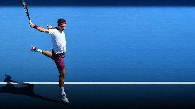 Roger Federer durante el partido de exhibición contra Andy Roddick en el estadio Arthur Ashe