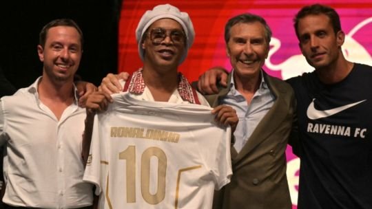 Ronaldinho en la presentación oficial con el Ravenna FC
