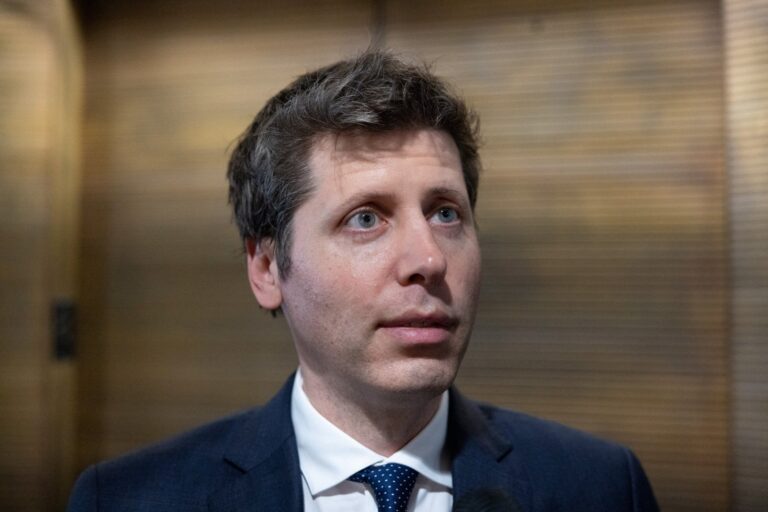 Sam Altman, CEO de OpenAI, hablando en un evento