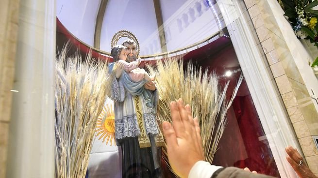Peregrinos en el Santuario de San Cayetano en Liniers