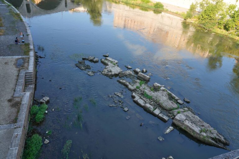 Vista del río Po con bajo caudal durante la sequía en Italia
