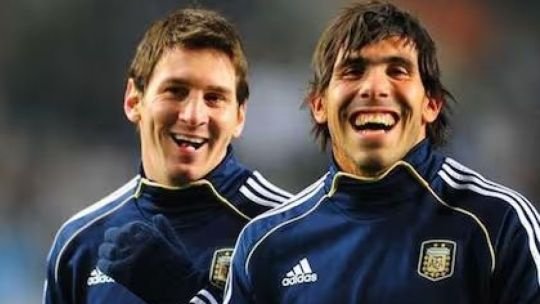 Carlos Tevez y Lionel Messi en un partido de fútbol