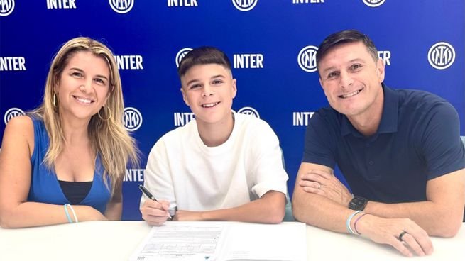 Tomás Zanetti firma su primer contrato con Inter de Milán