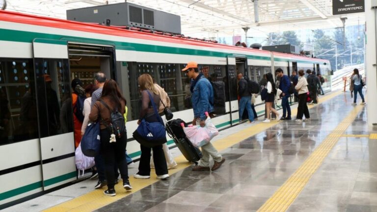 Tren El Insurgente en estación