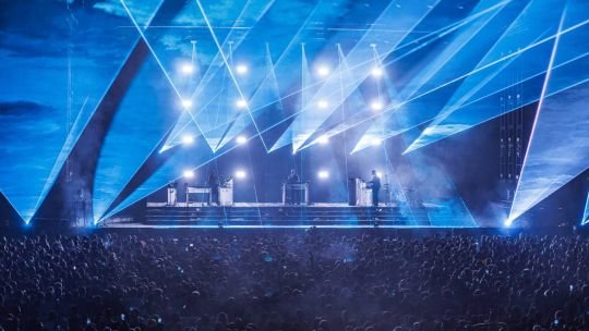 Cartel con fechas de shows en el Movistar Arena