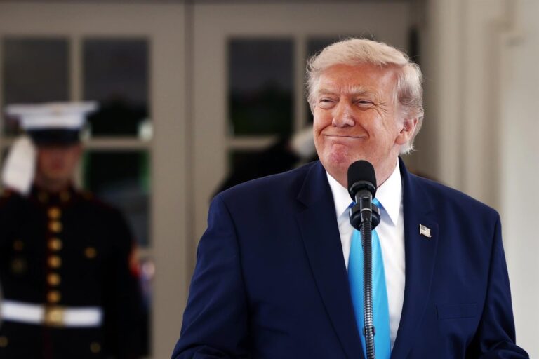 Donald Trump habla con la prensa en la base militar de Andrews