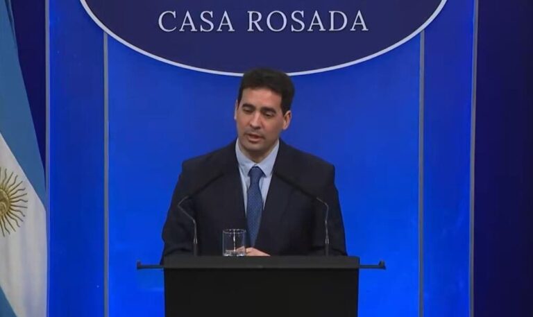 Adrián Ravier en conferencia de prensa