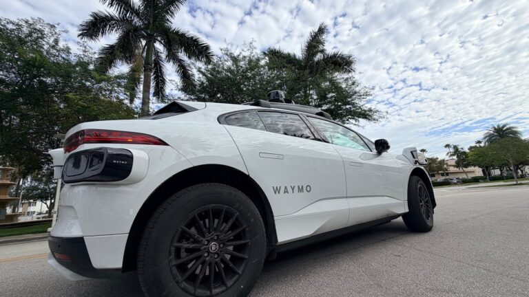 Vans eléctricas autónomas Waymo modelo Ojai en Los Ángeles