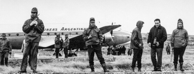 Bandera argentina que flameó en Malvinas durante el Operativo Cóndor en 1966