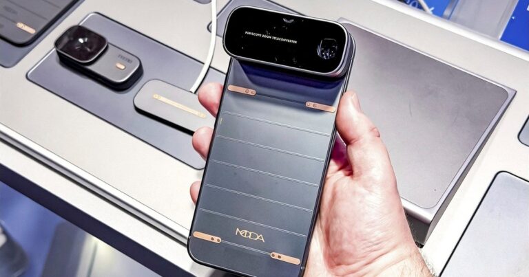 Celular modular con componentes desmontables sobre una mesa de trabajo