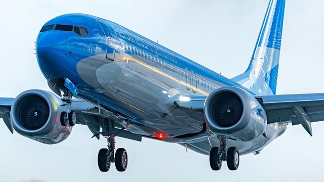 Avión de Aerolíneas Argentinas en el aeropuerto
