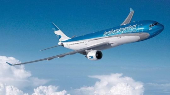 Avión de Aerolíneas Argentinas en plataforma de aeropuerto