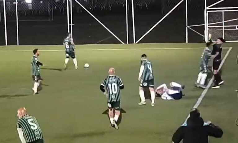 Juez de línea Pablo Valles en el suelo tras ser agredido durante el partido entre Racing y San Miguel