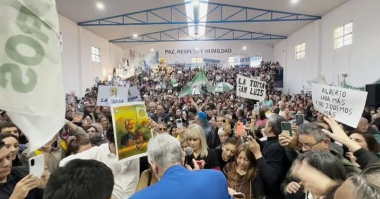 Alberto Rodríguez Saá hablando en un acto del Partido Justicialista de San Luis
