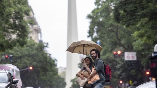 Cielo nublado y lluvia en la Ciudad de Buenos Aires durante un alerta amarilla por tormentas