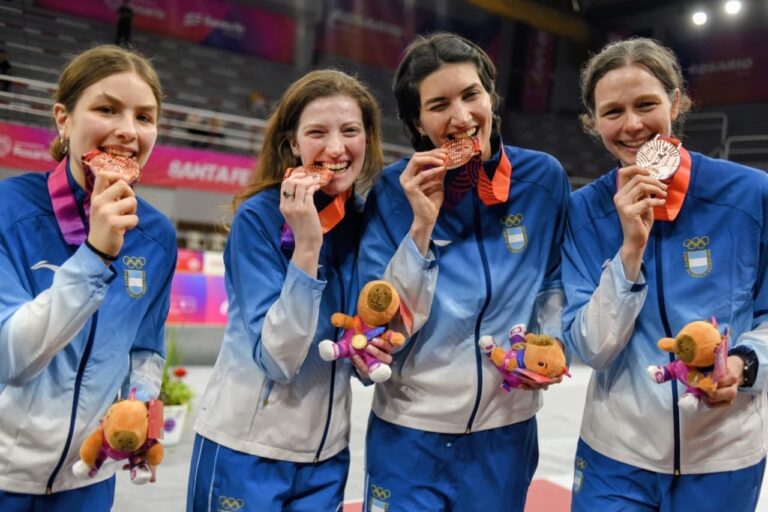 Deportistas argentinos celebrando en los Juegos Suramericanos Santa Fe 2026