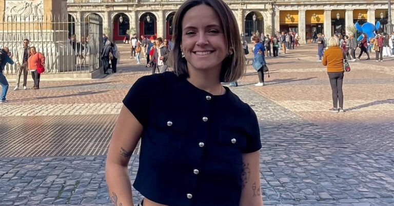 Grisel Aguilar Ferreiro, joven argentina que trabaja en una fábrica de Stellantis en Galicia, España.