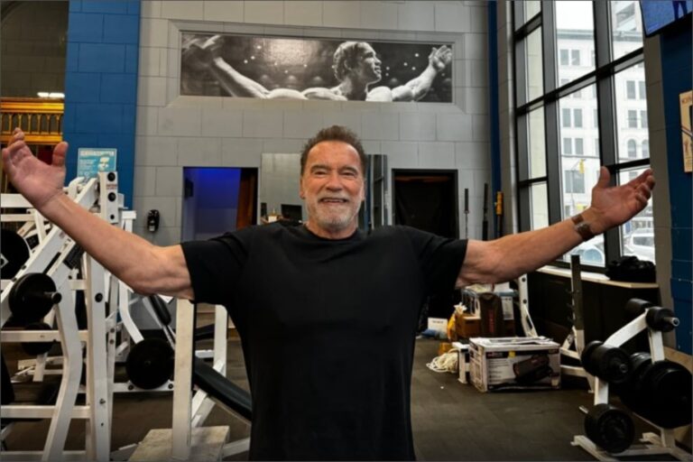 Arnold Schwarzenegger durante una rutina de entrenamiento