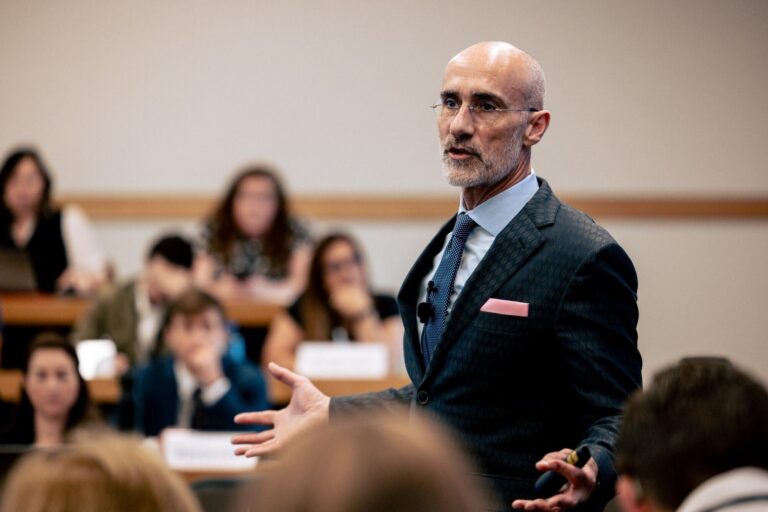 Arthur C. Brooks, profesor de Harvard, durante una conferencia