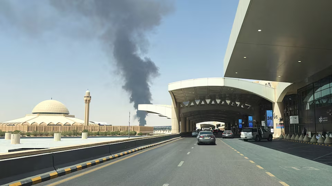 Columna de humo negro en Riad tras ataques hutíes