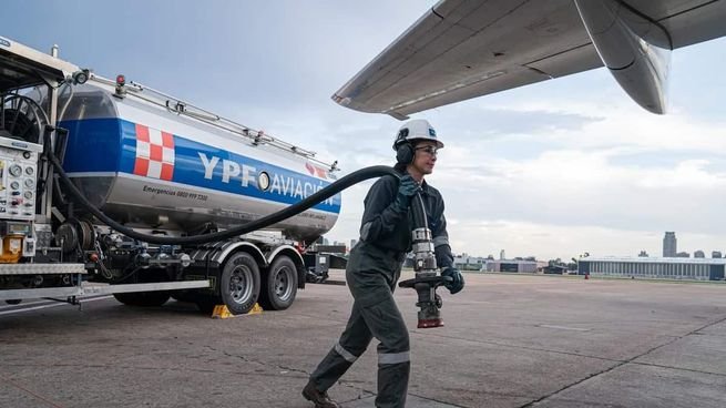 Avión de pasajeros en una pista de aterrizaje