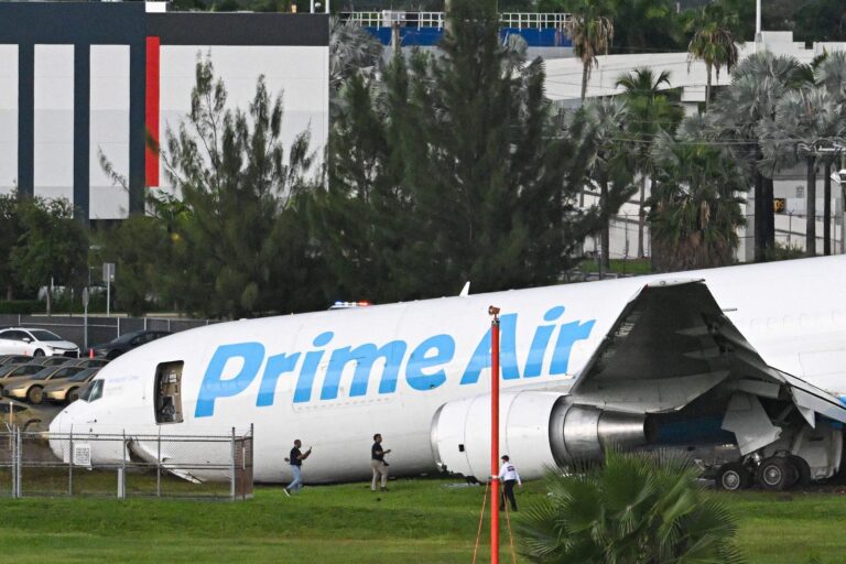 Avión de Amazon detenido tras despistarse en el Aeropuerto Internacional de Miami