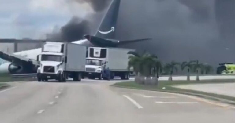 Avión de carga despistado en el Aeropuerto Internacional de Miami con columna de humo