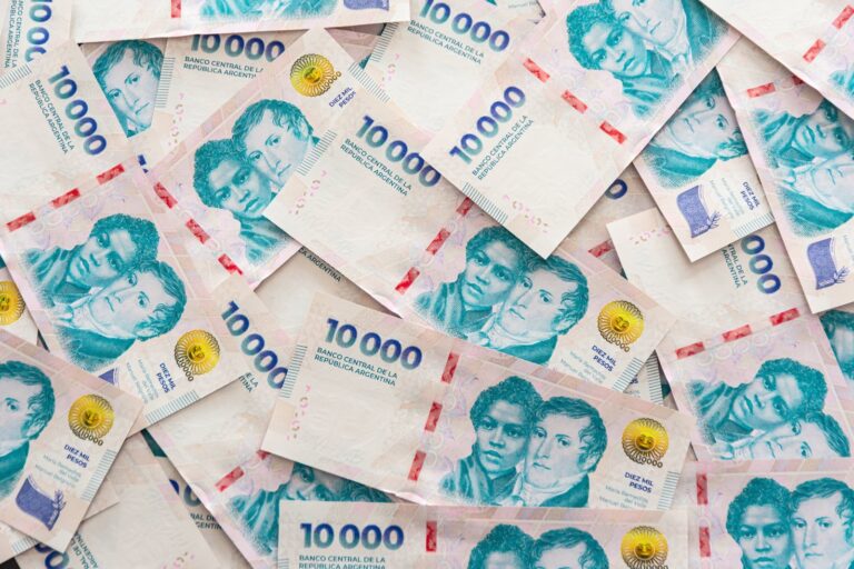 Persona revisando documentos bancarios y calculadora para refinanciar deudas