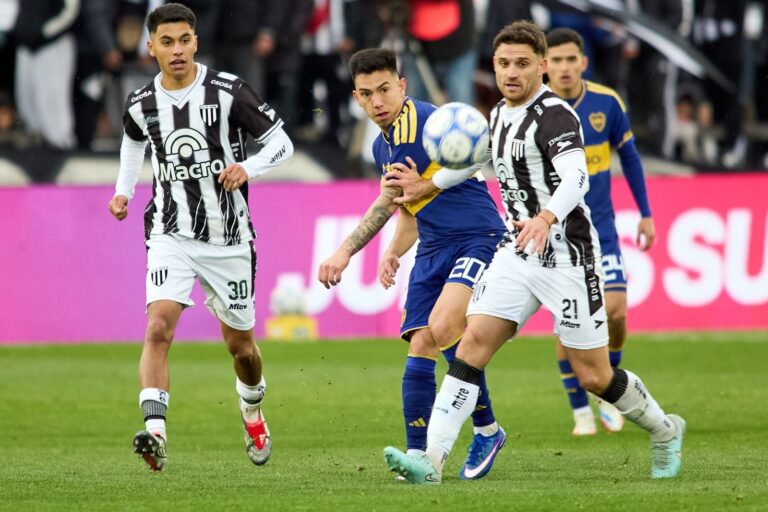 Jugadores de Boca y Gimnasia disputando el balón en el estadio Malvinas Argentinas