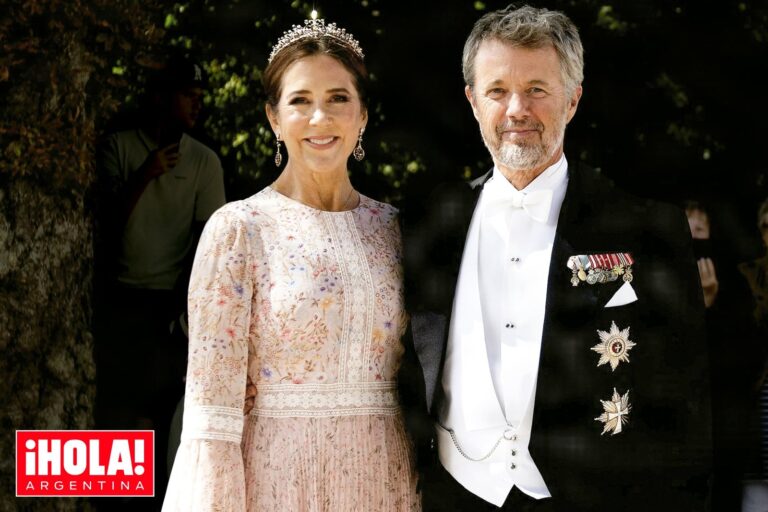 Reyes Federico y Mary de Dinamarca en la boda de Gregers Carl y Cecilie en Kvaerndrup