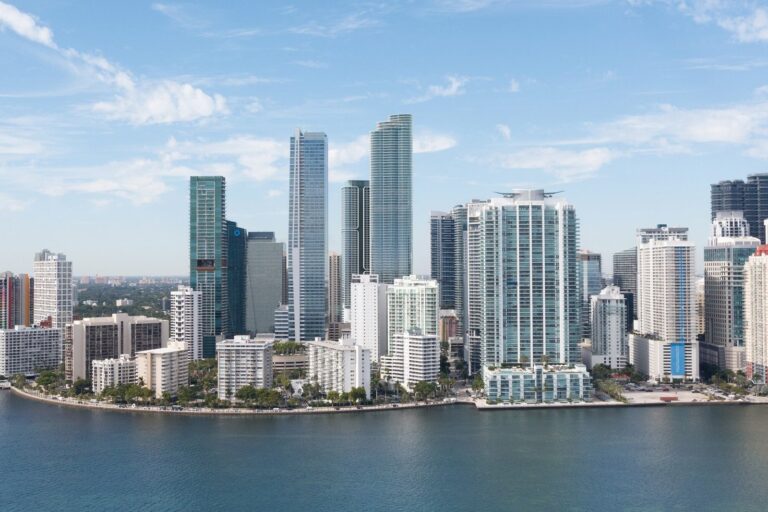 Vista de edificios de lujo en Miami, Florida