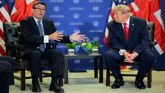 Andy Burnham y Donald Trump se dan la mano durante su reunión en la Asamblea General de la ONU