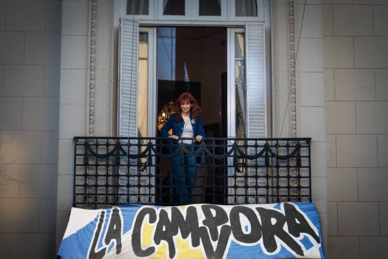 Fachada del edificio de departamentos en la calle San José 1111, en el barrio de Constitución, Ciudad de Buenos Aires