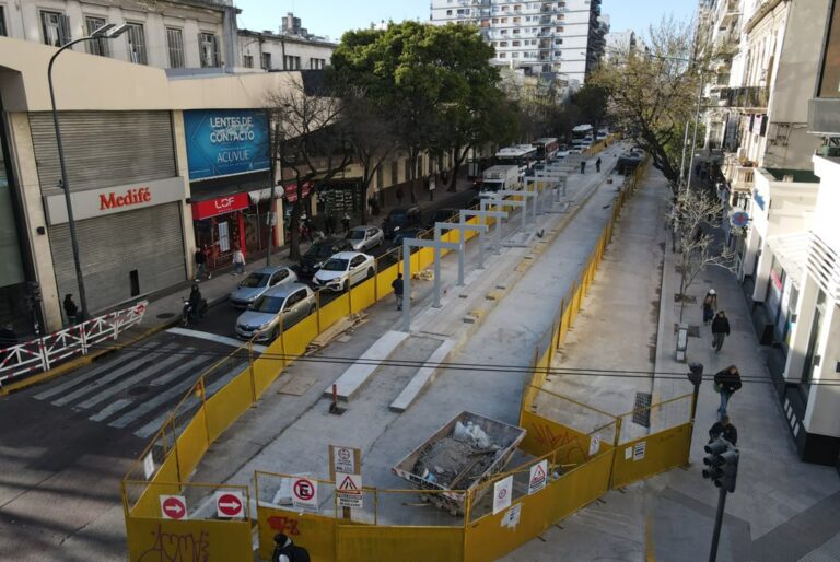 Obras del TramBus en la avenida La Plata con vallados amarillos y tránsito modificado