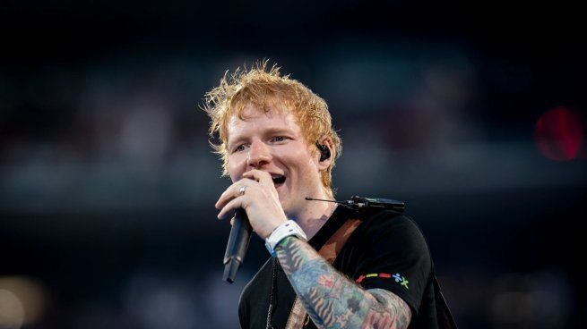 Ed Sheeran durante un concierto en un estadio
