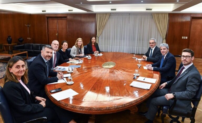 Luis Caputo, ministro de Economía de Argentina, en reunión con funcionarios del Banco Mundial