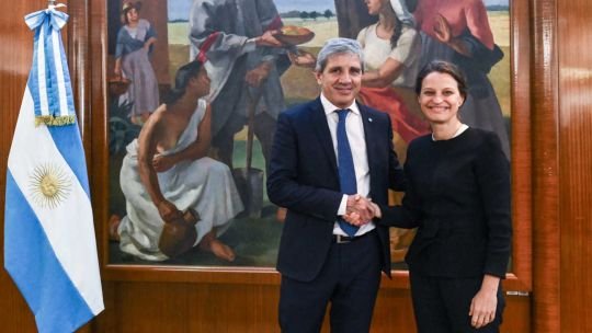 Luis Caputo, ministro de Economía de Argentina, en reunión con funcionarios del Banco Mundial