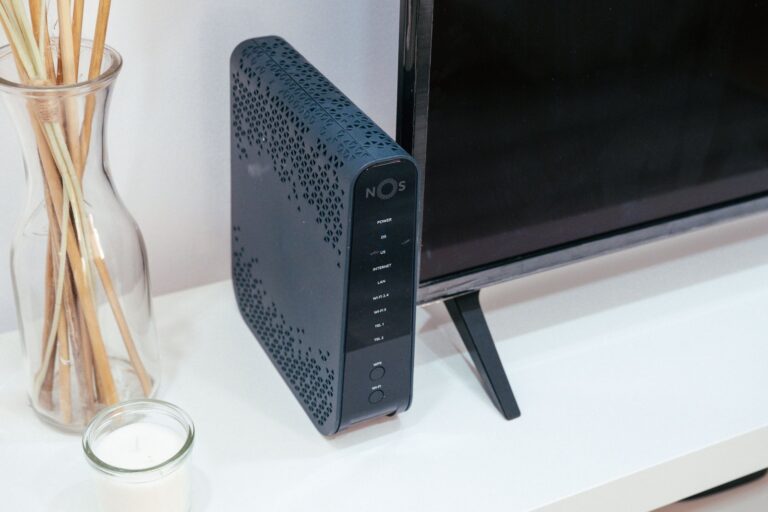 Router inalámbrico instalado en una posición central y elevada para mejorar la cobertura Wi-Fi en una casa grande