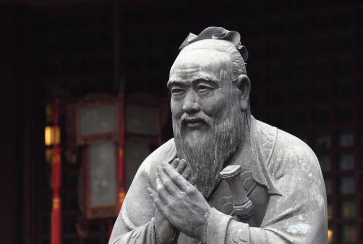 Busto de Confucio, filósofo chino, en un contexto histórico