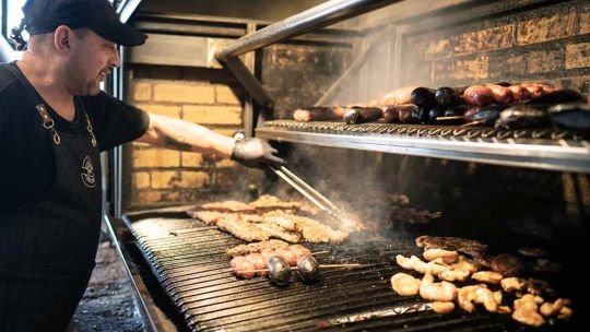 Cortes frescos de carne de cerdo sobre una tabla