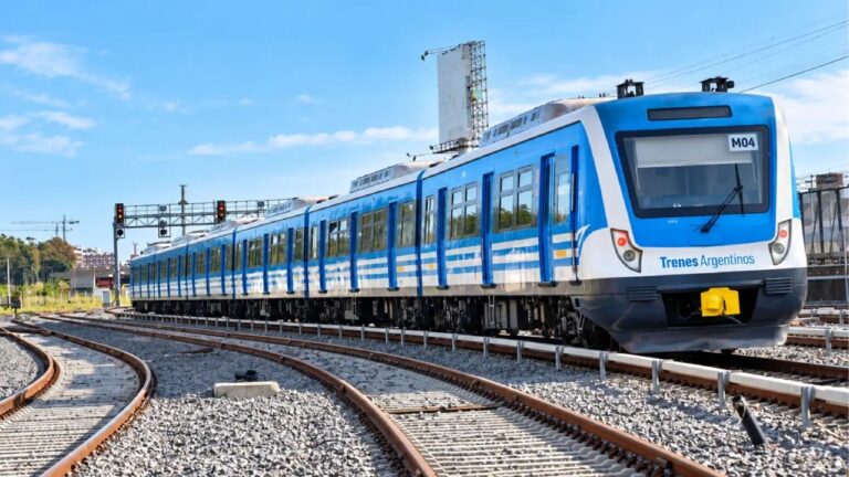 Trenes metropolitanos en la estación Retiro con carteles de servicio reducido