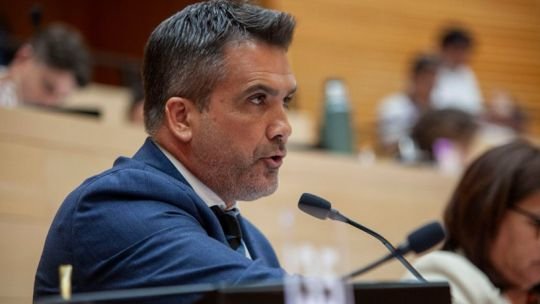 Sesión en la Legislatura de Córdoba con bancas vacías