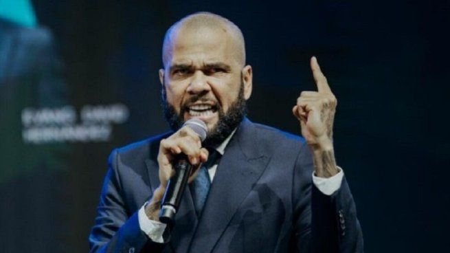 Dani Alves predicando frente a una multitud en un encuentro religioso