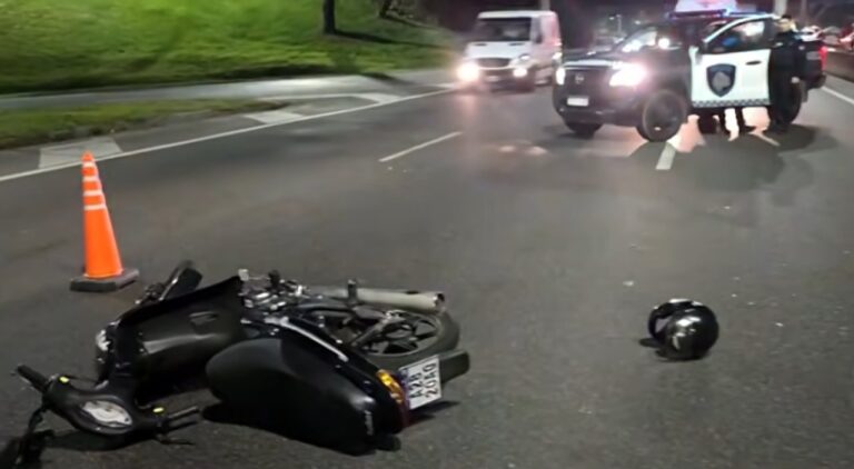 Choque de un auto y una moto en General Paz