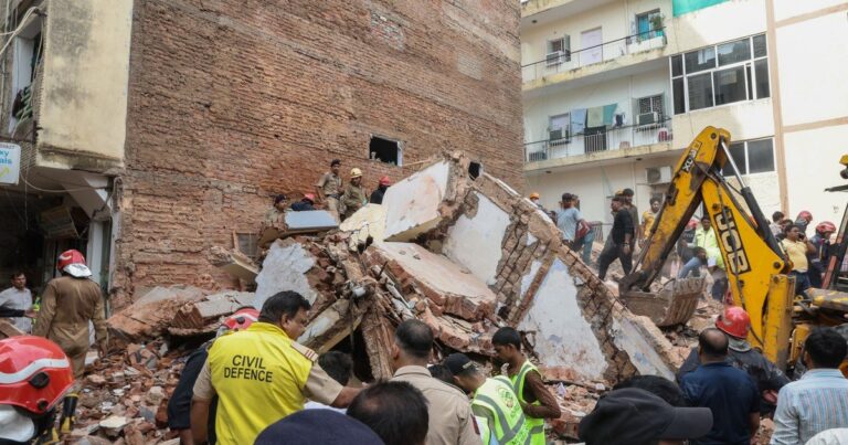 Equipos de rescate trabajan entre los escombros del edificio derrumbado en Nueva Delhi