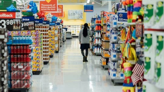 Persona utilizando una tarjeta para pagar en un supermercado